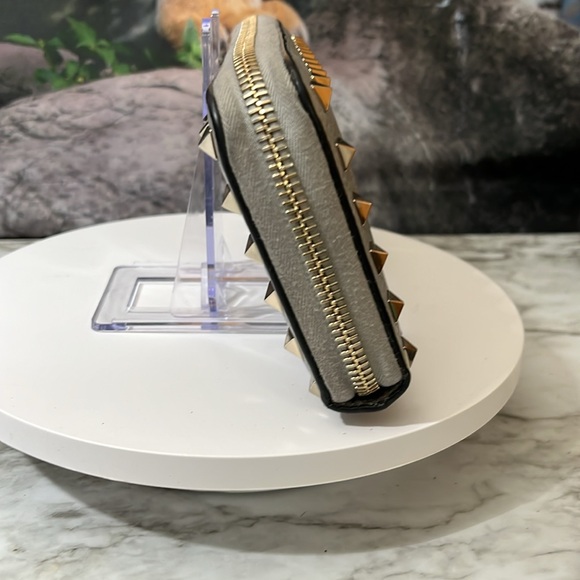 VALENTINO GARAVANI ZIP LONG WALLET WITH SILVER STUDS. - Picture 5 of 17